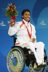 Teresa Perales con la medalla de oro en 100 metros libre.