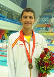 Alejandro Snchez con la medalla de bronce de los 100 metros braza.