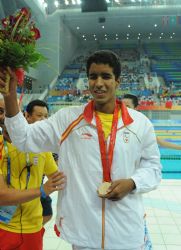 Enhamed Enhamed con la medalla de oro de 100 metros mariposa.