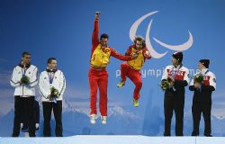 Jon Santacana y Miguel Galindo recogen la medalla de oro en el descenso de Sochi 2014