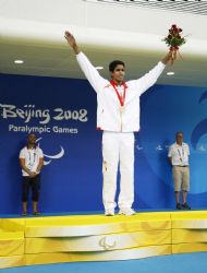 Enhamed Enhamed con la medalla de oro en los 400 metros libre.