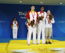 Enhamed Enhamed con la medalla de oro en los 400 metros libre.