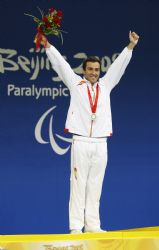 Enrique Floriano con la medalla de plata en los 400 metros libre.