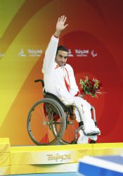 Miguel Luque con la medalla de bronce en 50 metros braza.