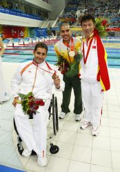 Pablo Cimadevila  con la medalla de bronce en los 200 metros estilos.