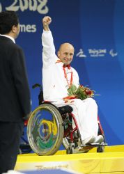 Vicente Gil con la medalla de plata en 50 metros braza.