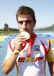 Csar Neira con la medalla de oro en la contrarreloj en carretera.