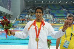 Enhamed Enhamed con la medalla de oro en los 100 metros libre.