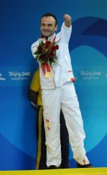 Ricardo Ten con la medalla de oro de los 100 metros braza.