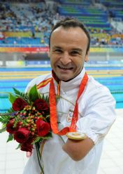 Ricardo Ten con la medalla de oro en los 100 metros braza.