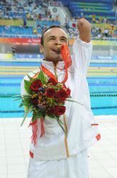 Ricardo Ten con la medalla de oro de los 100 metros braza.