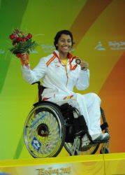 Teresa Perales con la medalla de bronce de 1'''' metros braza.