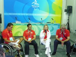 Amparo Valcarce durante su visita a la villa paralmpica.