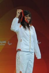 Esther Morales con la medalla de bronce de los 100 metros espalda.