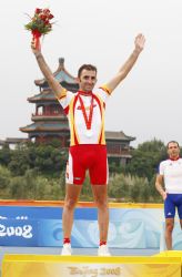 Javier Ochoa con la medalla de plata en la prueba de fondo en carretera.