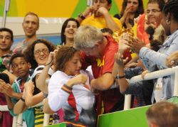 La nadadora barcelonesa Nuria Marqus celebra con sus allegados la medalla de oro conseguida en la prueba de 400 metros libre, clase S9, en la segunda jornada de los Juegos Paralmpicos de Rio 2016