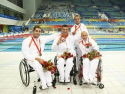 Pablo Cimadevila, Sebastin Rodrguez, Vicente Gil y Dani Vidal con la medalla de bronce en el relevo de 4x50 estilos.