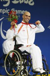 Richard Oribe con la medalla de plata en 50 metros libre.