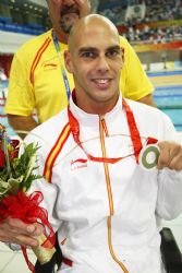 Richard Oribe con la medalla de plata en 50 metros libre.