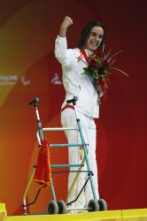 Sarra Carracelas con la medalla de bronce en 50 metros libre.