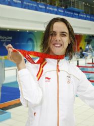 Sarra Carracelas con la medalla de bronce en 50 metros libre.