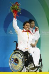 Teresa Perales con la medalla de oro en 50 metros libre.