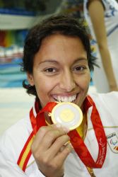 Teresa Perales con la medalla de oro en 50 metros libre.