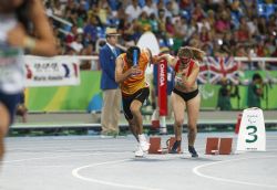 Una corredora toma la salida en la prueba de relevos 4x100.