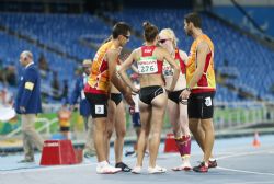 Varias corredoras espaolas junto a sus guas, al acabar la carrera de 4x100.