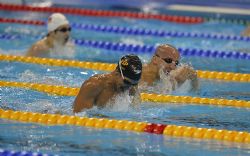 Israel Oliver,  en primer plano, en la prueba de 200 metros estilos, en la que logr la medalla de oro y pulveriz el rcord de Europa (2 minutos 27 segundos y 67 centsimas).