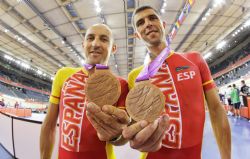 Miguel ngel Clemente y Diego Muoz, ensean sus medallas de bronce.