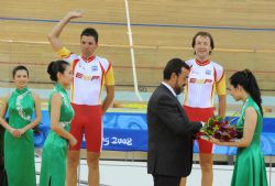 El tndem Christian Venge-David Llaurad recibe la medalla de plata de la prueba de persecucin.