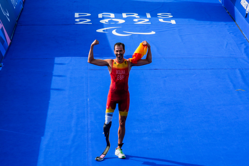 Daniel Molina ganó la medalla de oro de triatlón en París