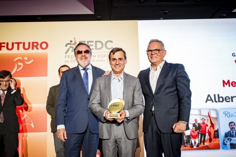 La FEDC premia a Alberto Jofre por su trayectoria en el deporte paralímpico