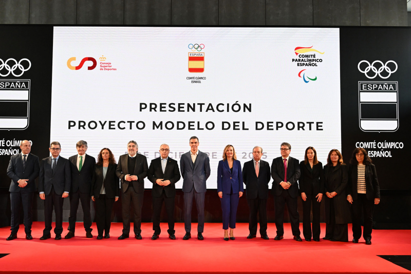 Foto de familia tras la presentación. Foto: Pool Moncloa/Borja Puig de la Bellacasa