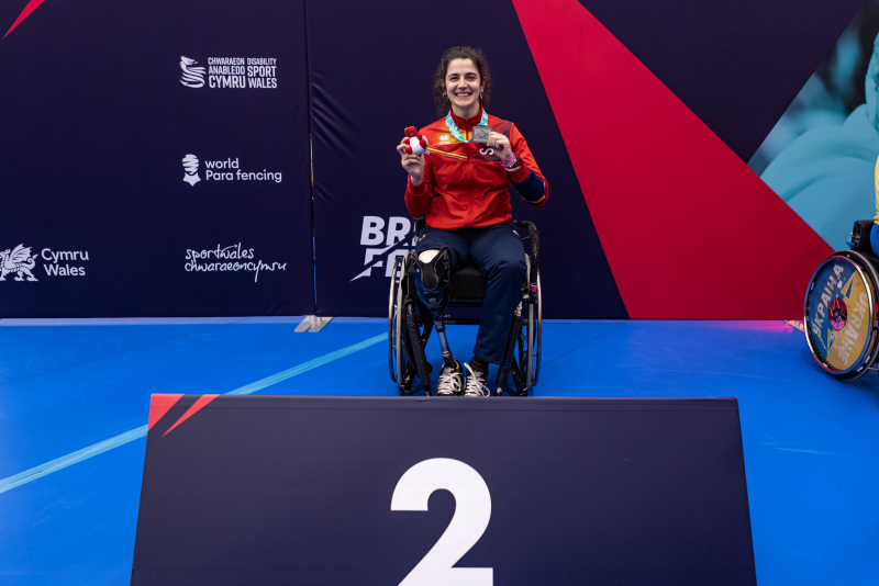 Judith Rodríguez con la medalla de plata en el podio