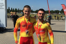 Gonzalo García Abella y Joan Reinoso, con su medallas en contrarreloj