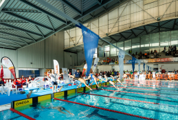 Nadadores lanzándose a la piscina en la edición de 2024