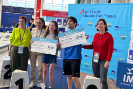 Los ganadores, en el podio final, junto a las autoridades