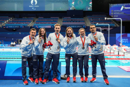 Relevo Mixto recogiendo la medalla en París 2024