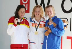 Dborah Font recibe la medalla de plata de los 400 metros libre (S12), del Campeonato del Mundo de Natacin Paralmpica en Montreal, Canad.