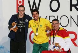 Sebastián Rodríguez con la medalla de bronce de los 50 metros libre (S5), del Campeonato del Mundo de Natación Paralímpica en Montreal, Canadá.