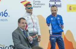 Presentacin de la ropa que vestir el equipo paralmpico espaol en los Juegos Paralmpicos de Rio2016 diseada por Luanvi