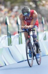 Lionel Morales, durante los 20 kilmetros de ciclismo del triatln paralmpico en el que finaliz en 7º lugar en la categora PT2