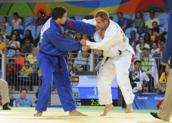 Agarrada entre el judoka espaol Abel Vzquez y el brasileo Arthur Cavalcante en su combate de la primera ronda de la competicin de judo hasta 90 kilos