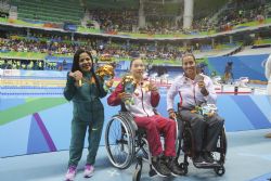 Teresa Perales junto a la medallista de bronce, Joana Mara Silva y la de oro, Zhang Li