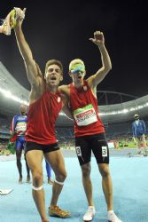 Gerard Descarrega y su gua, Marcos Blanquio, tras prolcamarse campeones paralmpicos en los 400 metros lisos.