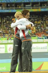 Gerard Descarrega y su gua, Marcos Blanquio, se abrazan en el podio tras proclamarse campeones paralmpicos en los 400 metros lisos.