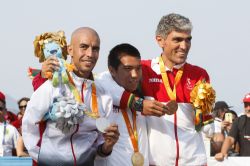 Abderrahman en el podio de la maratn de Ro con la medalla de plata