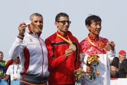Alberto Surez Laso en el podio con la medalla de plata obtenida por la clase T12 en el maratn de Ro 2016